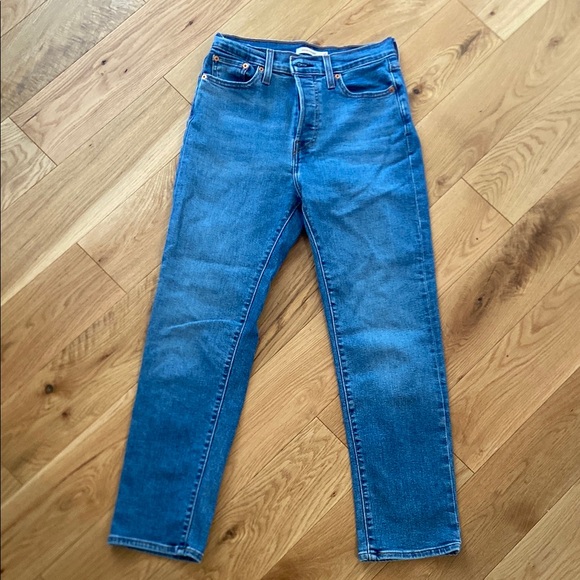 Levi's Denim - Women’s wedgie Straight jeans size 28